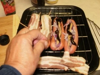 Rezept: Bockwurst - Gefuellte Bockwurst serviert mit dem Zwiebel gefuellten Bisuitkoerbchen Bild Nr. 3 Bockwurst - Gefuellte Bockwurst serviert mit dem Zwiebel gefuellten Bisuitkoerbchen - Rezept - Bild Nr. 3