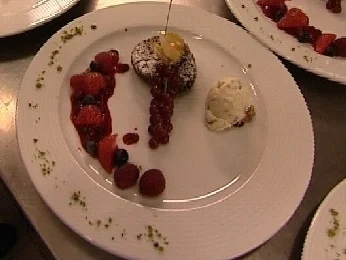 Edelschokoladenkonfekt an Himbeerspiegel und Walnusseis - Rezept