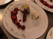 Edelschokoladenkonfekt an Himbeerspiegel und Walnusseis - Rezept