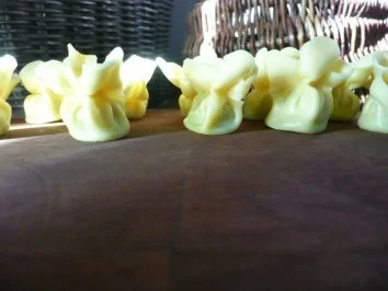 NUDELN /Spinat-Basilikumsäckchen auf Tomatensugo - Rezept - Bild Nr. 3