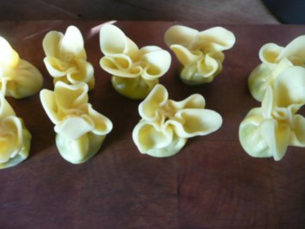 NUDELN /Spinat-Basilikumsäckchen auf Tomatensugo - Rezept - Bild Nr. 4