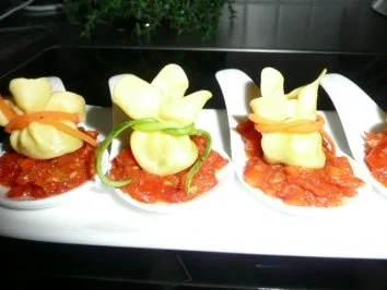 NUDELN /Spinat-Basilikumsäckchen auf Tomatensugo - Rezept - Bild Nr. 6