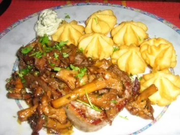 Rumpsteak mit grünem Pfeffer, Kräuterbutter  und Pfifferlingen - Rezept