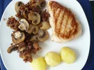 Putensteak mit Champignons und Röstzwiebeln - Rezept