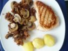 Putensteak mit Champignons und Röstzwiebeln - Rezept