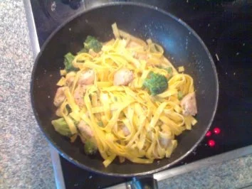 Rezept: Tagliatelle mit Hähnchen - Broccoli Sahne Soße Bild Nr. 4 Tagliatelle mit Hähnchen - Broccoli Sahne Soße - Rezept - Bild Nr. 4