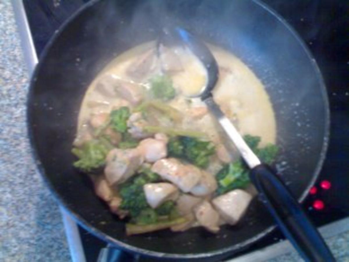 Tagliatelle mit Hähnchen - Broccoli Sahne Soße - Rezept - Bild Nr. 3