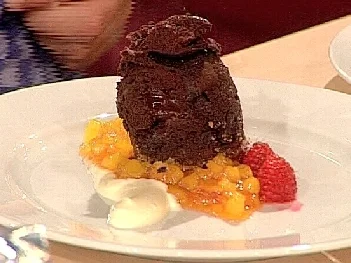 Schokoladen Soufflé mit Himbeeren und Thaimango - Rezept