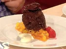 Schokoladen Soufflé mit Himbeeren und Thaimango - Rezept
