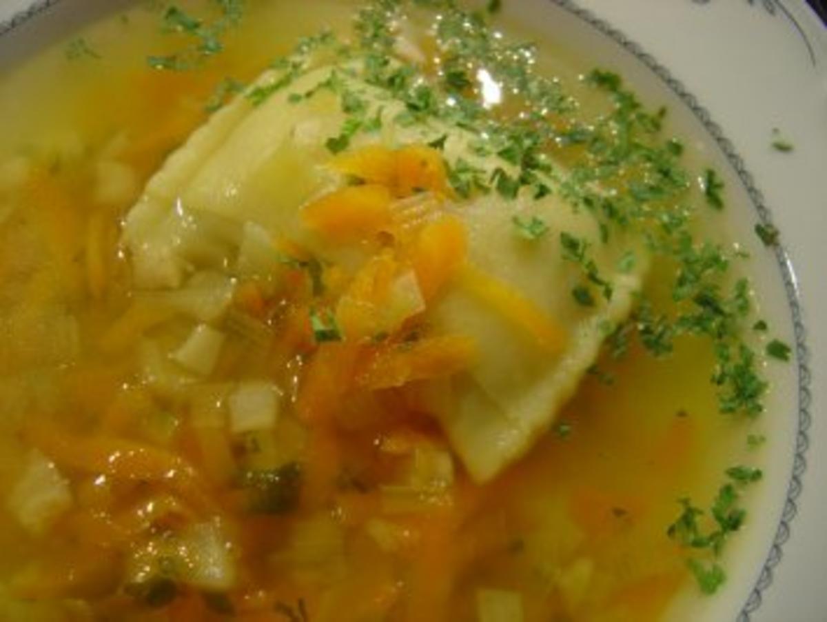 Klare Maultaschensuppe als Vorspeise - Rezept - kochbar.de