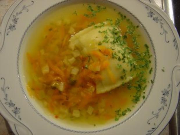 Klare Maultaschensuppe als Vorspeise - Rezept - kochbar.de