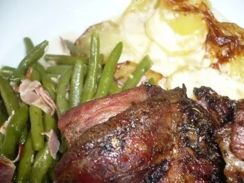 Barbecue - Lammhaxen mit Kartoffelgratin und Speckfisolen - Rezept