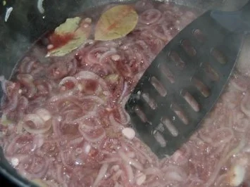 Rezept: Matjes-Topf mit Rotwein-Zwiebeln und Bratkartoffeln Bild Nr. 3 Matjes-Topf mit Rotwein-Zwiebeln und Bratkartoffeln - Rezept - Bild Nr. 3