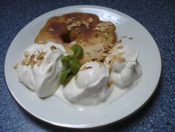 Rezept: Gebackene Ananas mit Vanilleeis und Eierlikörsahne Gebackene Ananas mit Vanilleeis und Eierlikörsahne - Rezept