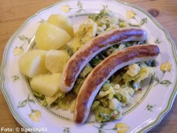 Feine Bratwürste auf Rahmwirsing - Rezept