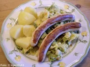 Feine Bratwürste auf Rahmwirsing - Rezept