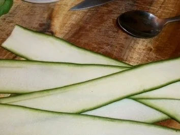 Rezept: Gefüllte Zuchiniröllchen Gefüllte Zuchiniröllchen - Rezept