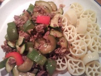 Resteverwertung ~~~ Gemüsepfanne mit Faschierten ~~~~ - Rezept