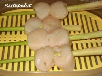 Rezept: Jakobsmuscheln auf Zitronengrasspieß mit Verveine- Kartoffelpüree und Salsa verde Bild Nr. 3 Jakobsmuscheln auf Zitronengrasspieß mit Verveine- Kartoffelpüree und Salsa verde - Rezept - Bild Nr. 3