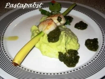 Rezept: Jakobsmuscheln auf Zitronengrasspieß mit Verveine- Kartoffelpüree und Salsa verde Jakobsmuscheln auf Zitronengrasspieß mit Verveine- Kartoffelpüree und Salsa verde - Rezept