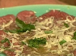Rezept: Kalbscarpaccio mit Zitronenbutter und Parmesan Kalbscarpaccio mit Zitronenbutter und Parmesan - Rezept