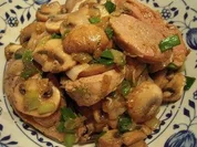 Marinierte Schweinemedaillons mit Champignons an Rotwein-Pilzsoße - Rezept