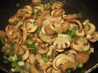 Marinierte Schweinemedaillons mit Champignons an Rotwein-Pilzsoße - Rezept - Bild Nr. 2