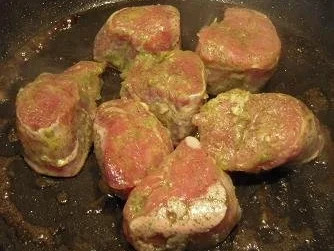 Marinierte Schweinemedaillons mit Champignons an Rotwein-Pilzsoße - Rezept - Bild Nr. 3