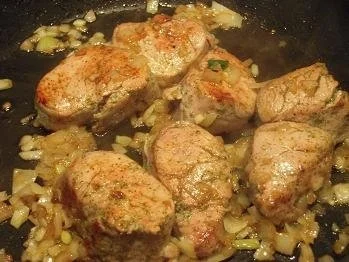 Marinierte Schweinemedaillons mit Champignons an Rotwein-Pilzsoße - Rezept - Bild Nr. 4