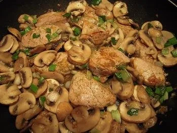 Marinierte Schweinemedaillons mit Champignons an Rotwein-Pilzsoße - Rezept - Bild Nr. 5