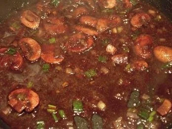 Marinierte Schweinemedaillons mit Champignons an Rotwein-Pilzsoße - Rezept - Bild Nr. 6