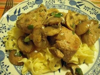 Marinierte Schweinemedaillons mit Champignons an Rotwein-Pilzsoße - Rezept - Bild Nr. 7