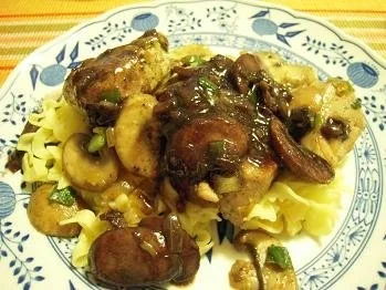 Marinierte Schweinemedaillons mit Champignons an Rotwein-Pilzsoße - Rezept - Bild Nr. 8