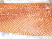 Lachsfilet mit Tomatenpürree und Pinienkernen - Rezept