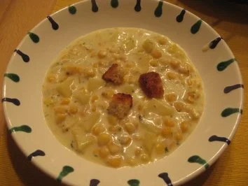 Kartoffel-Mais-Suppe mit Sauerrahm - Rezept