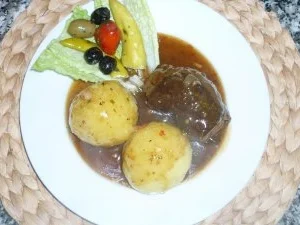 Zarte Rinderrouladen an Cognac-Rotweinsauce - Rezept