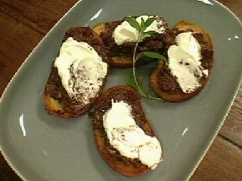 Rezept: Bruschetta mit Oliven-Tapenade und Artischocken Bruschetta mit Oliven-Tapenade und Artischocken - Rezept