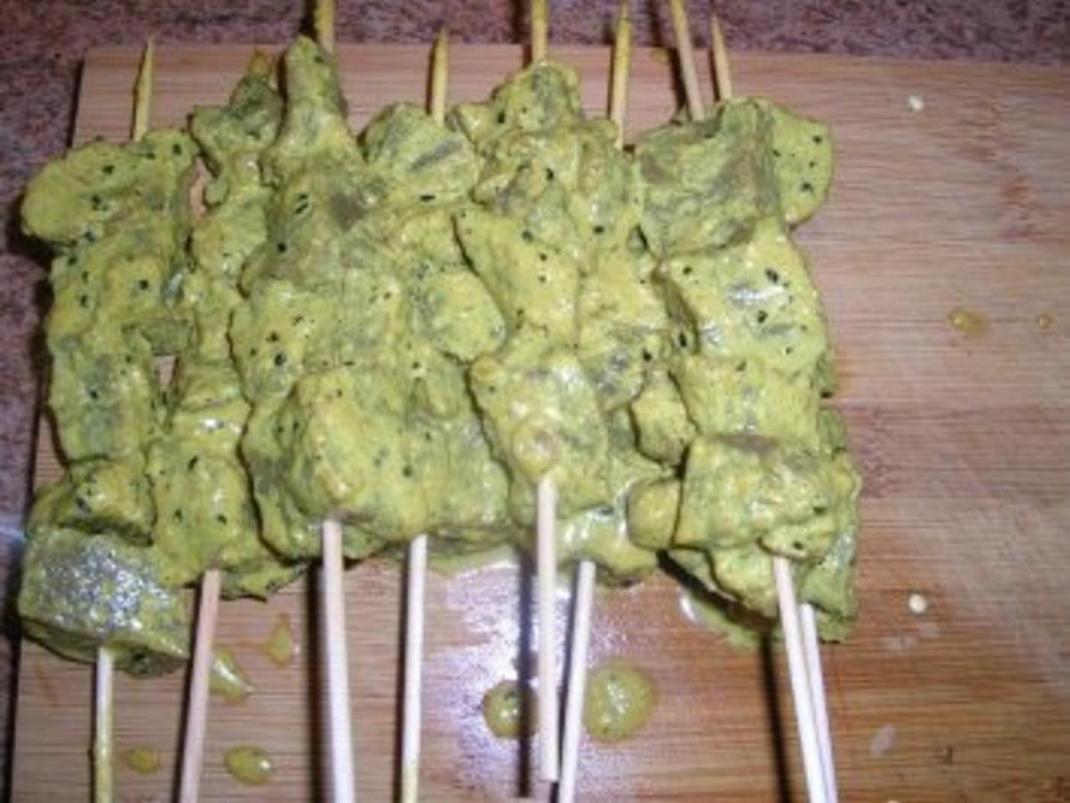 Satay Spieße mit Erdnusssauce an Wildreis und Paprikagemüse asiatisch ...