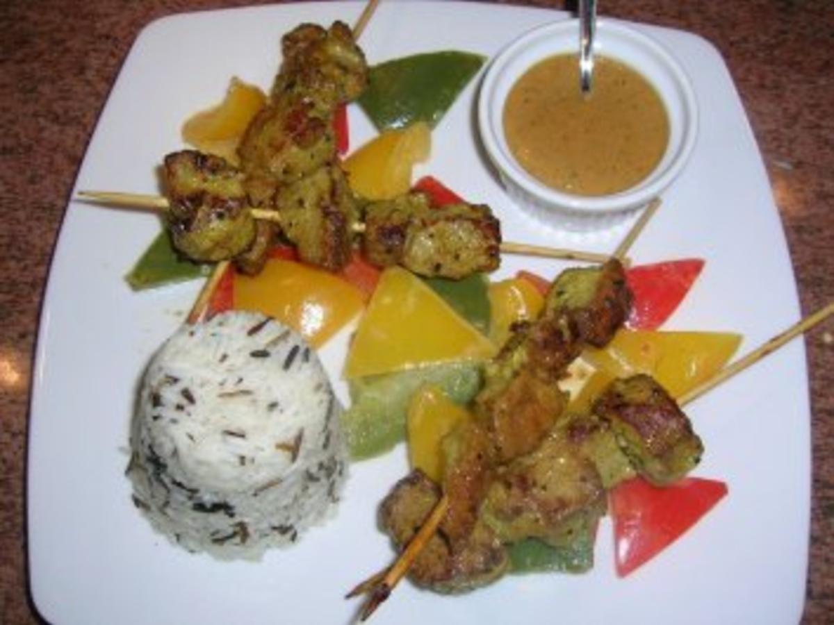 Satay Spieße mit Erdnusssauce an Wildreis und Paprikagemüse asiatisch ...