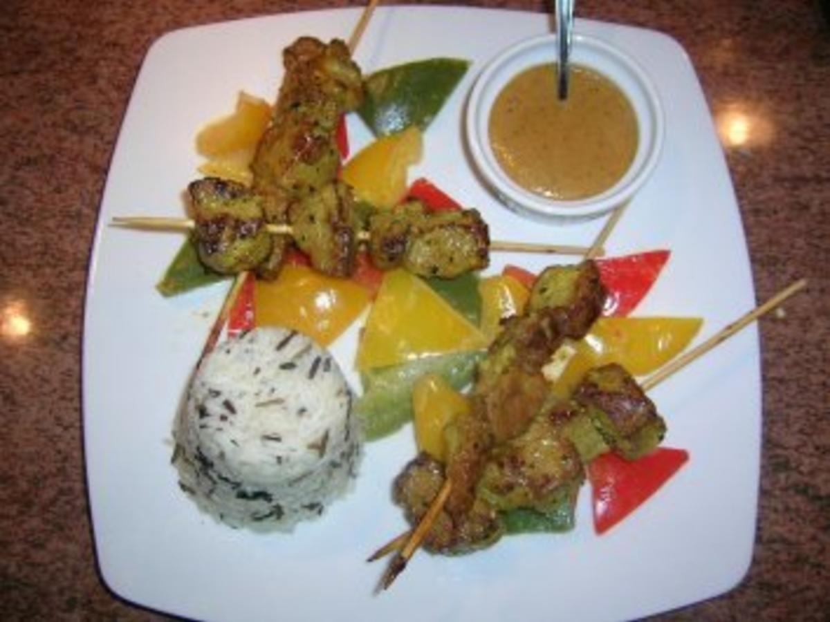 Satay Spieße mit Erdnusssauce an Wildreis und Paprikagemüse asiatisch ...