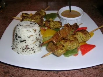 Satay-Spieße mit Erdnusssauce an Wildreis und Paprikagemüse asiatisch - für alle Liebhaber der indonesischen Küche - aber wirklich total lecker - Rezept - Bild Nr. 2