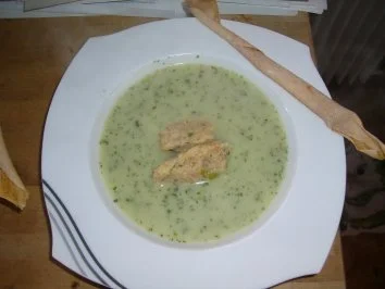 Cremesuppe mit frischen Kräutern und Pilznocken - Rezept