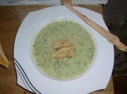 Cremesuppe mit frischen Kräutern und Pilznocken - Rezept