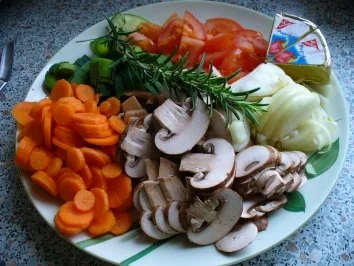 Hähnchenbrust auf Ratatouille im Salatschiffchen - Rezept - Bild Nr. 2