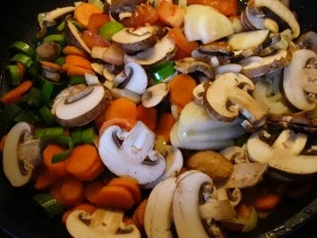 Hähnchenbrust auf Ratatouille im Salatschiffchen - Rezept - Bild Nr. 3