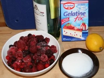 Rezept: Dessert: Beeren in Weingelee auf Zabaione-Spiegel Bild Nr. 2 Dessert: Beeren in Weingelee auf Zabaione-Spiegel - Rezept - Bild Nr. 2