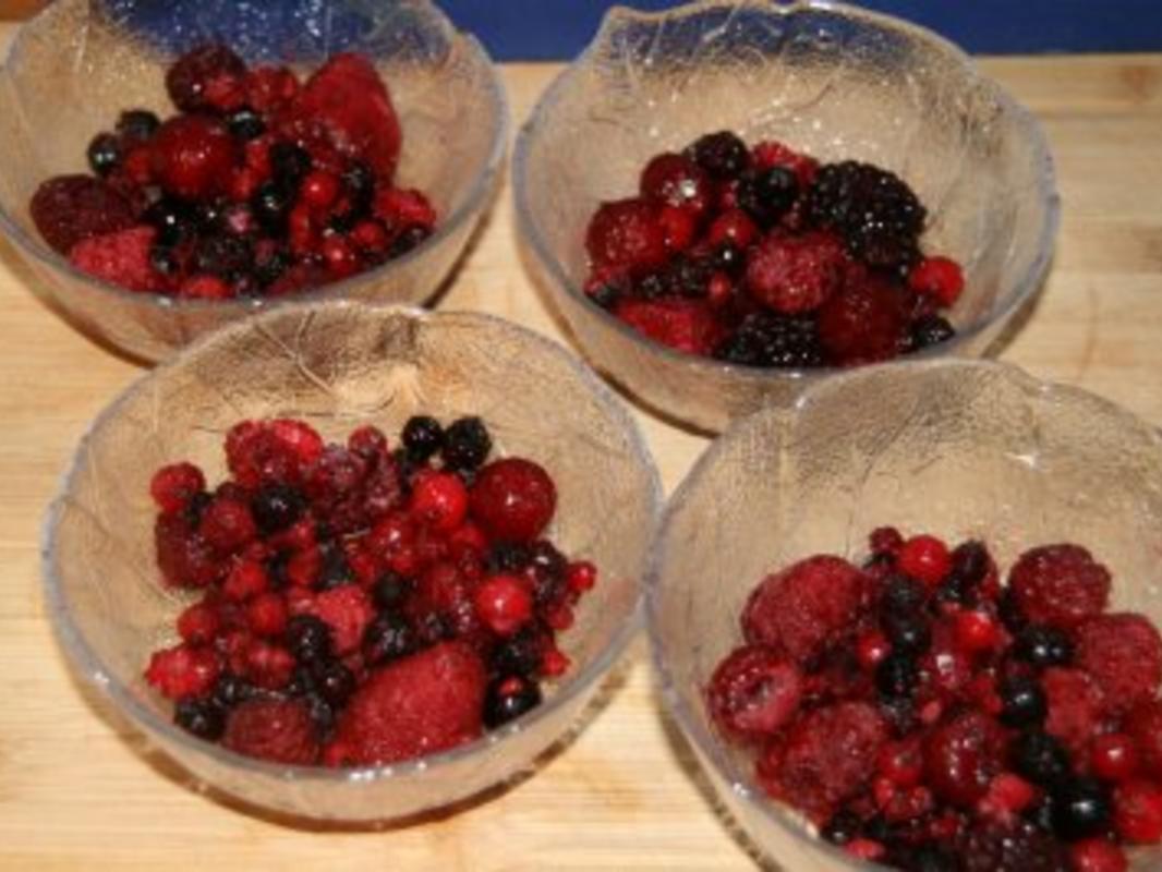 Dessert: Beeren in Weingelee auf Zabaione-Spiegel - Rezept - kochbar.de