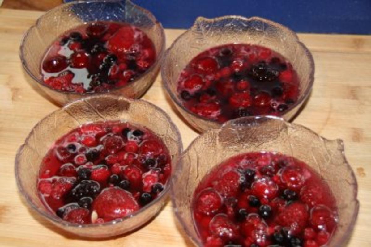 Dessert: Beeren in Weingelee auf Zabaione-Spiegel - Rezept - kochbar.de