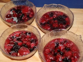 Rezept: Dessert: Beeren in Weingelee auf Zabaione-Spiegel Bild Nr. 5 Dessert: Beeren in Weingelee auf Zabaione-Spiegel - Rezept - Bild Nr. 5