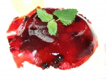 Rezept: Dessert: Beeren in Weingelee auf Zabaione-Spiegel Dessert: Beeren in Weingelee auf Zabaione-Spiegel - Rezept